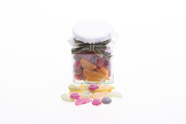 20 glass jars filled with mixed fruit candies (200g) 20 st Glasburkar med tyglock, fyllda med Gammaldags karameller (200g)