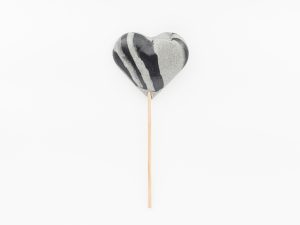 Heart-shaped salmiak lollipop 85g Hjärteklubba med saltlakritssmak 85g