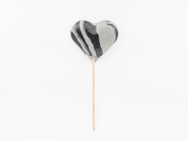 Heart-shaped salmiak lollipop 85g Hjärteklubba med saltlakritssmak 85g